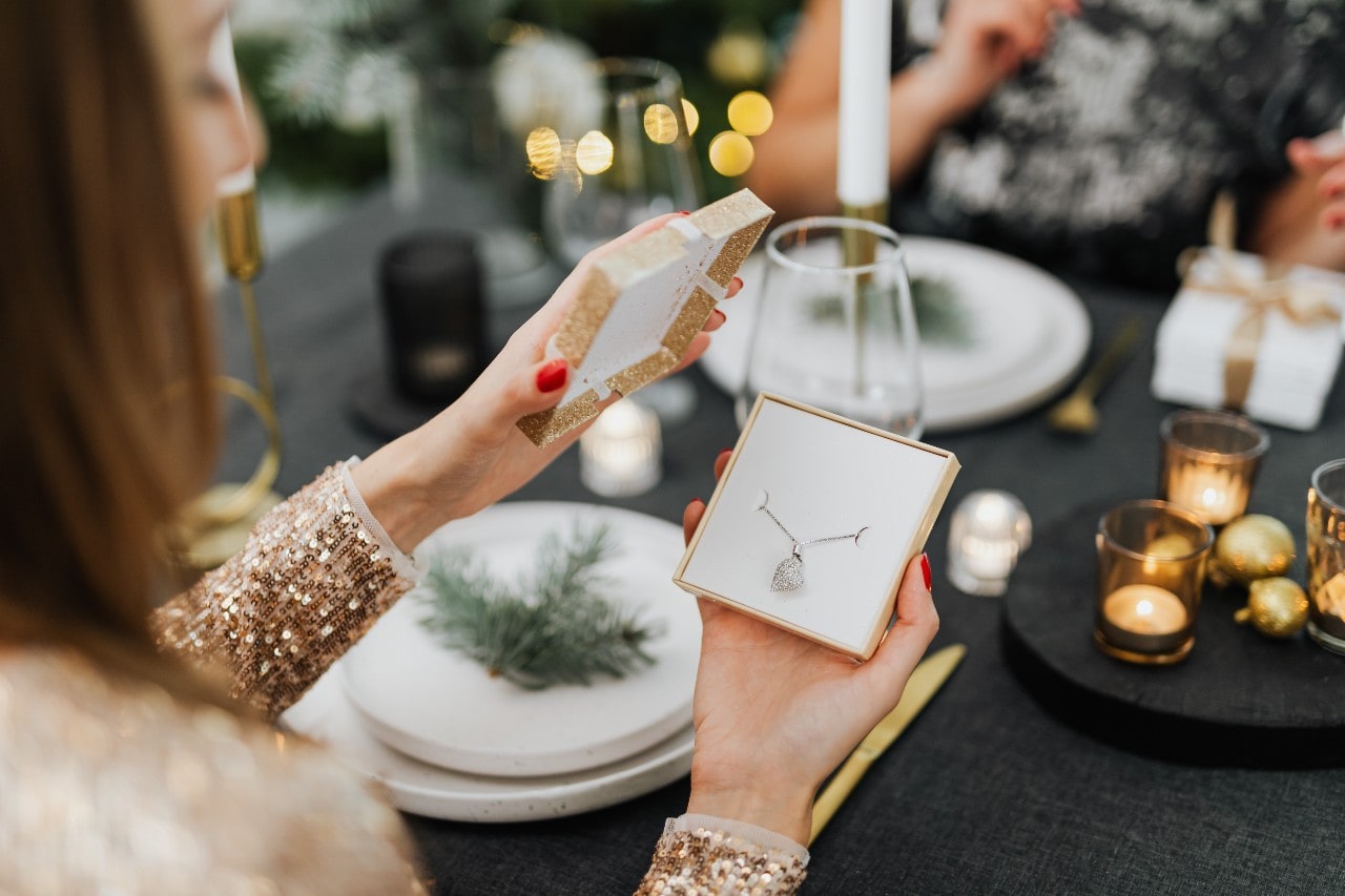 Surprise Your Loved One With These Creative Ideas to Present Jewelry Gifts Surprise Your Loved One With These Creative Ideas to Present Jewelry Gifts